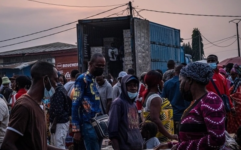 شلوغی یکی از بازارهای آفریقایی و نحوه ورود به بازارهای آفریقا (بازار محلی)